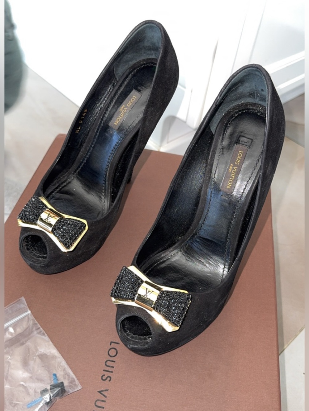 Louis Vuitton Peep-Toe Heels with Gold Bow - Picture 3 of 7